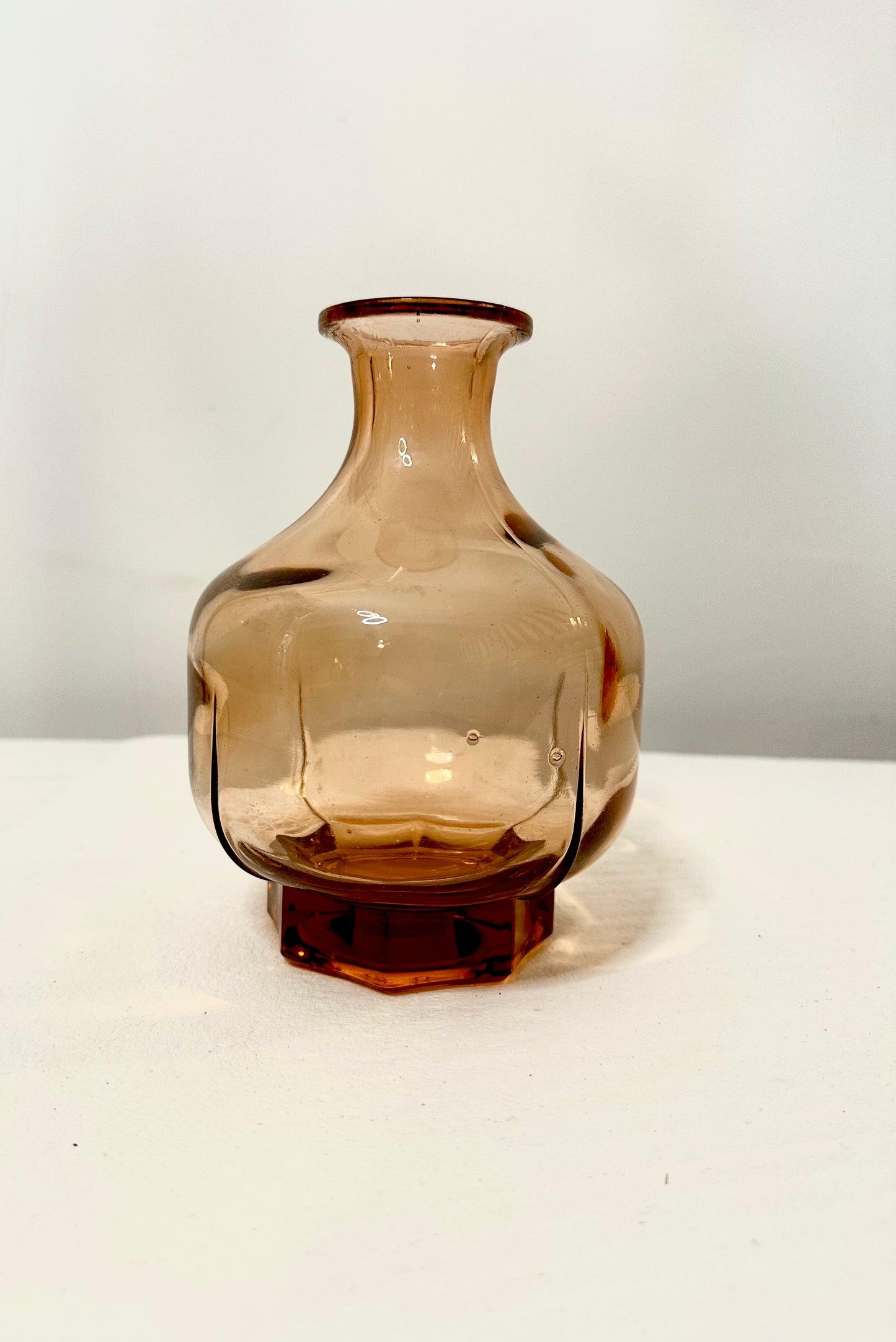 Petit vase en verre ambré - produit chiné