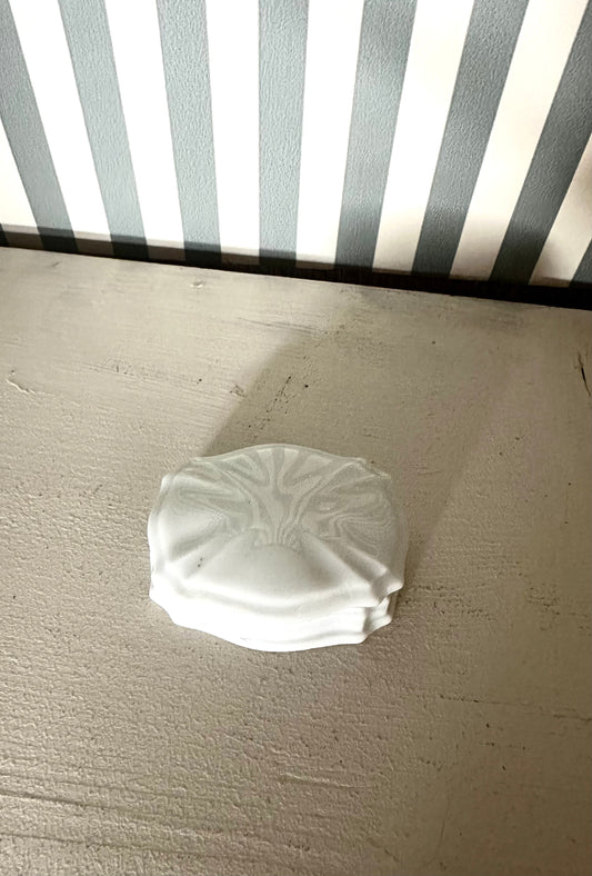 Petite boite en porcelaine - produit chiné