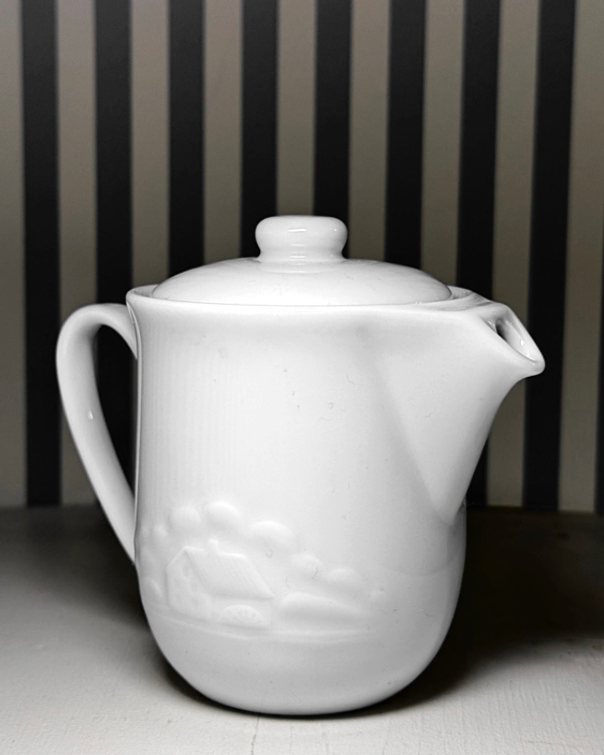 Cafetière en porcelaine, relief maison - produit chiné