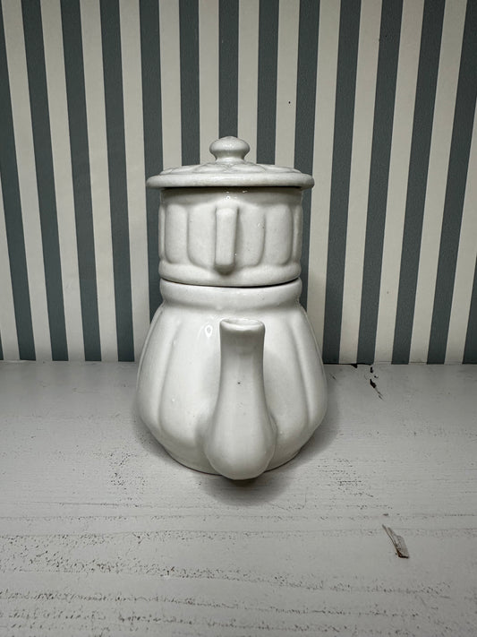 Théière ancienne avec filtre intégré - produit chiné