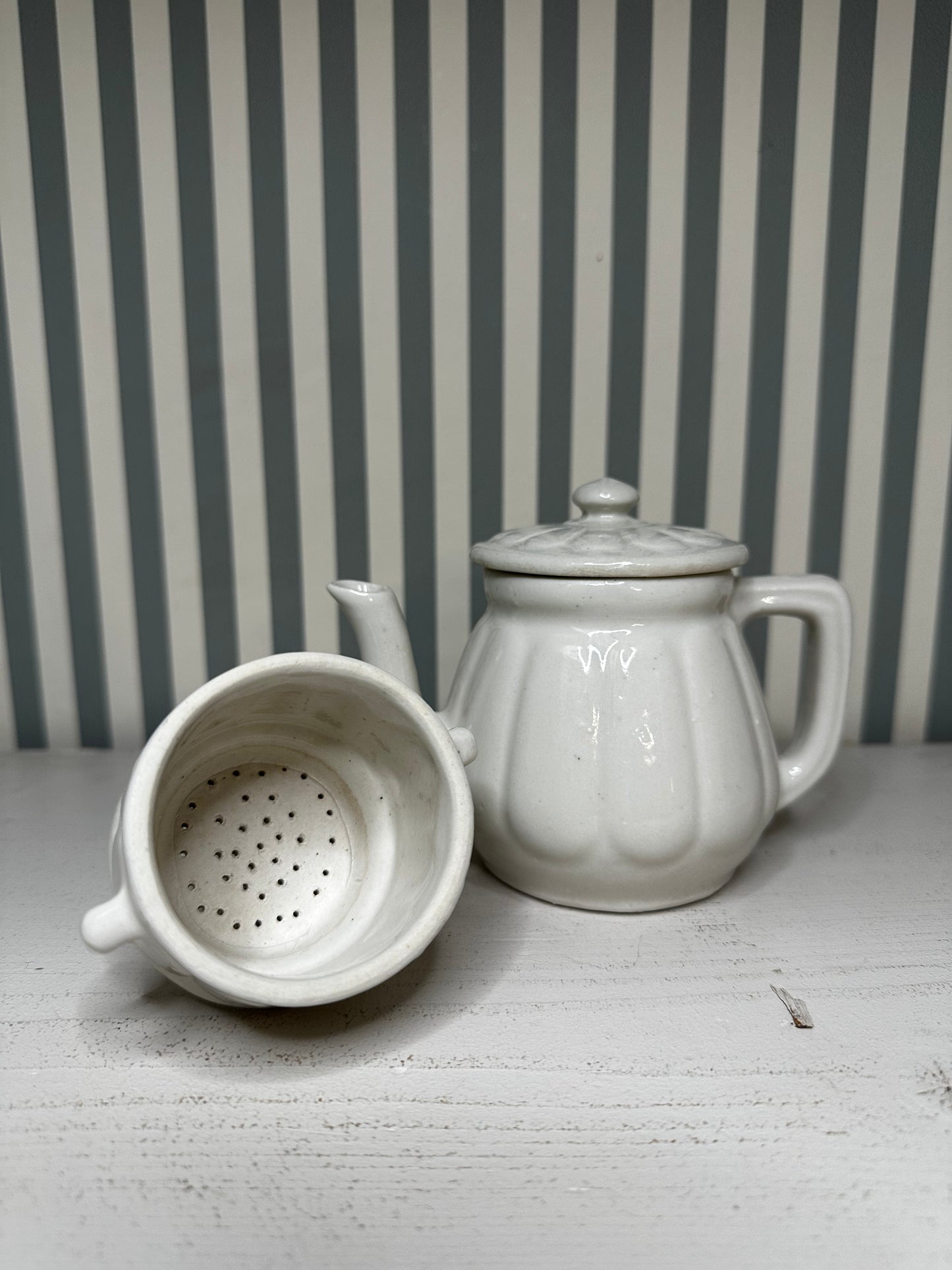 Théière ancienne avec filtre intégré - produit chiné