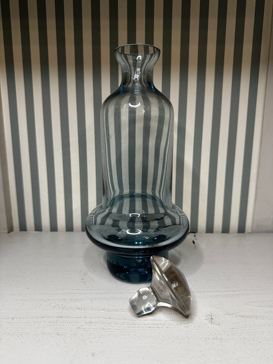 Carafe en verre bleuté avec bouchon - produit chiné