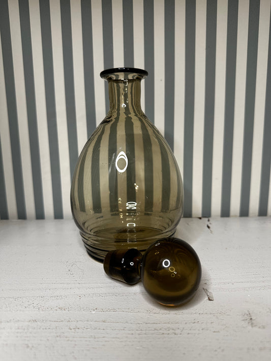 Carafe ancienne en verre fumé avec bouchon - produit chiné