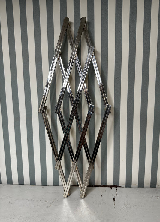 Dessous-de-plat extensible en métal chromé - produit chiné