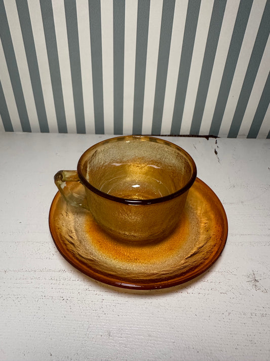 Tasse et sous-tasse en verre ambré - produit chiné