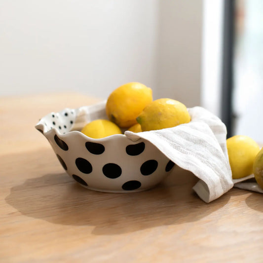 Bol à pois et bord ondulé