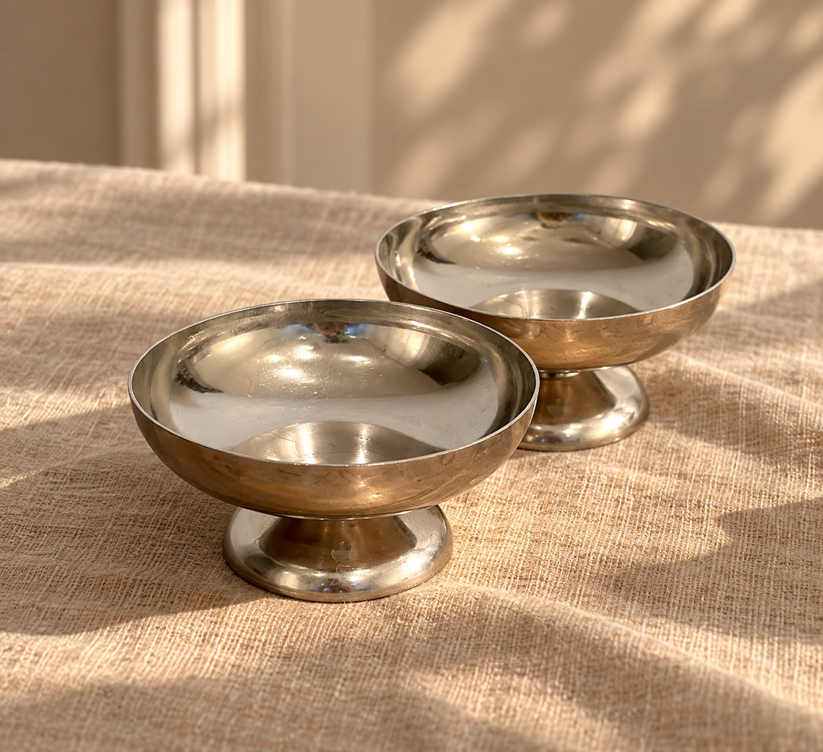 Lot de 2 coupes sur pied en inox  - objets chinés