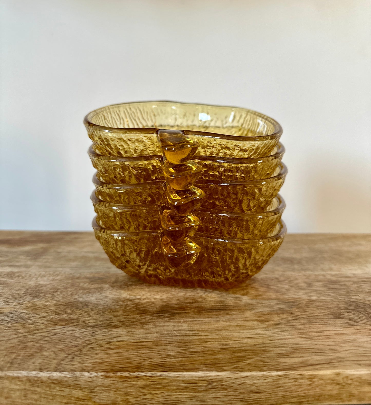 Saladier & lot de 5 coupes en verre ambré – produits chinés