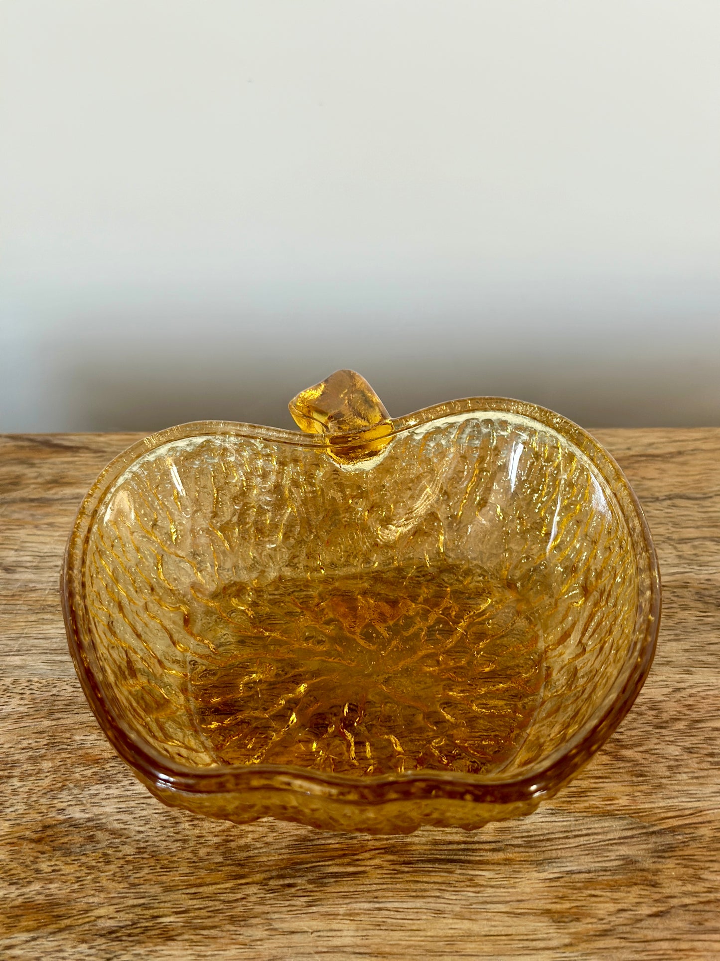 Saladier & lot de 5 coupes en verre ambré – produits chinés