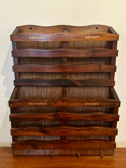 Range-courrier mural en bois - objet chiné