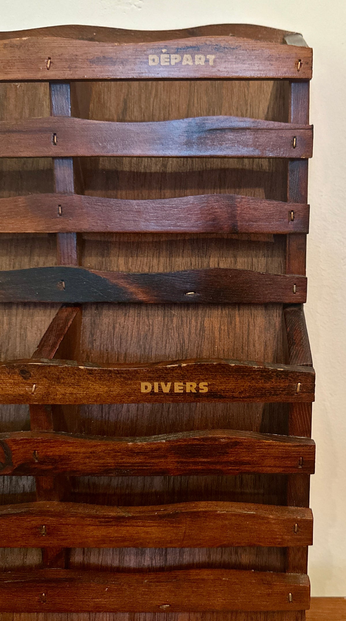 Range-courrier mural en bois - objet chiné