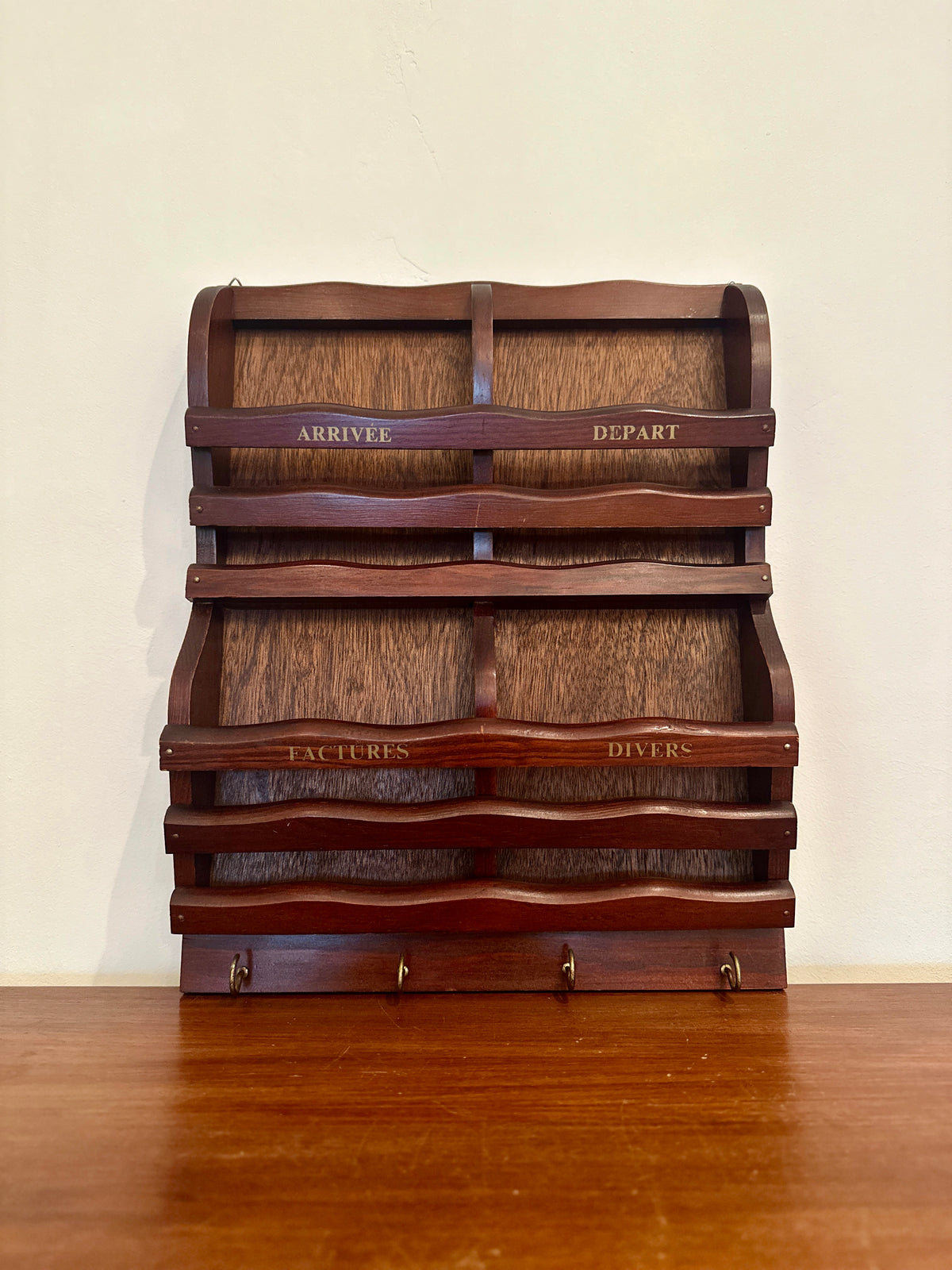 Range-courrier mural en bois - objet chiné