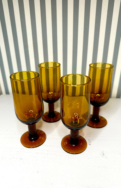 Lot de petits verres à pied ambrés - produits chinés