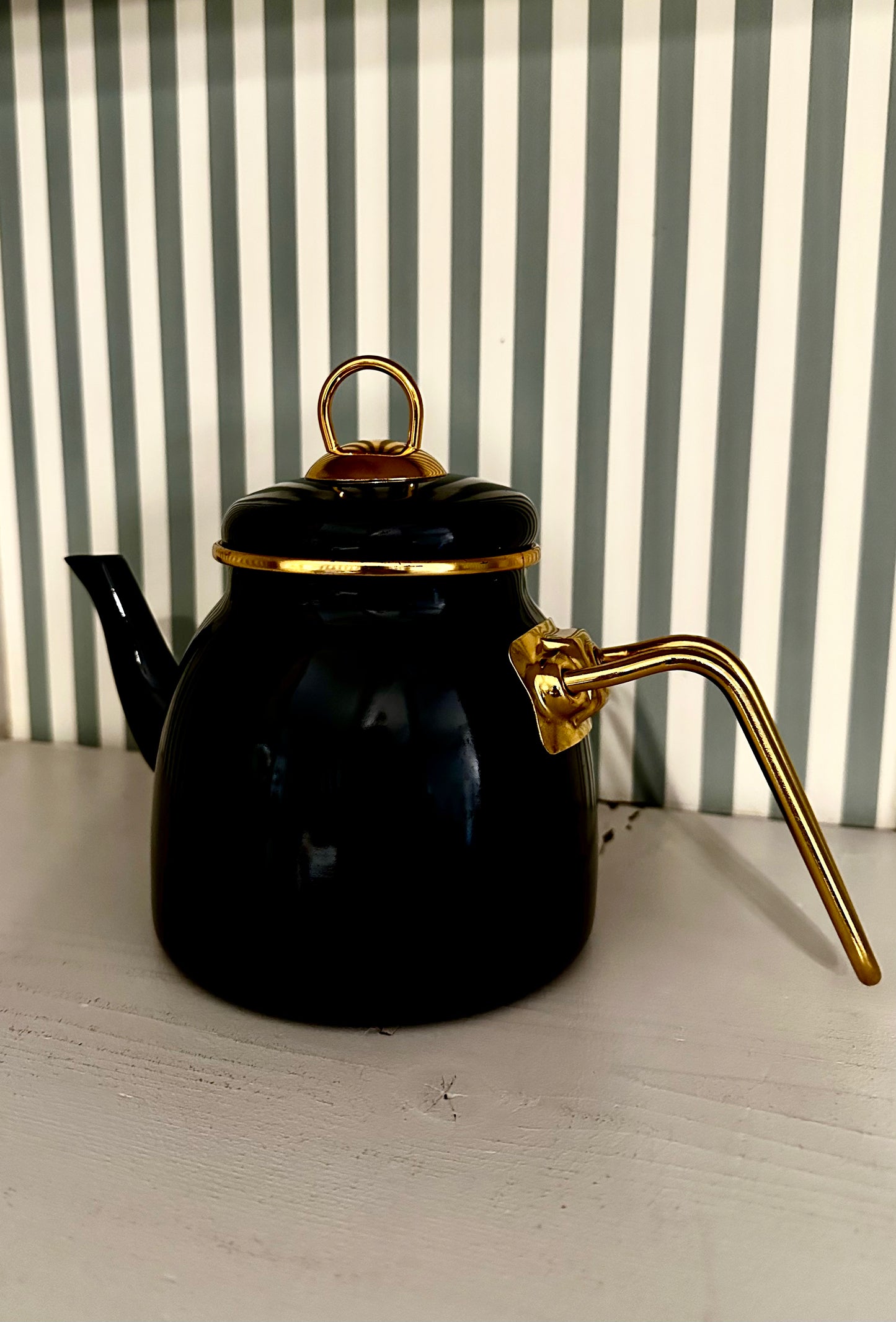 Théière en métal noir & or - produit chiné