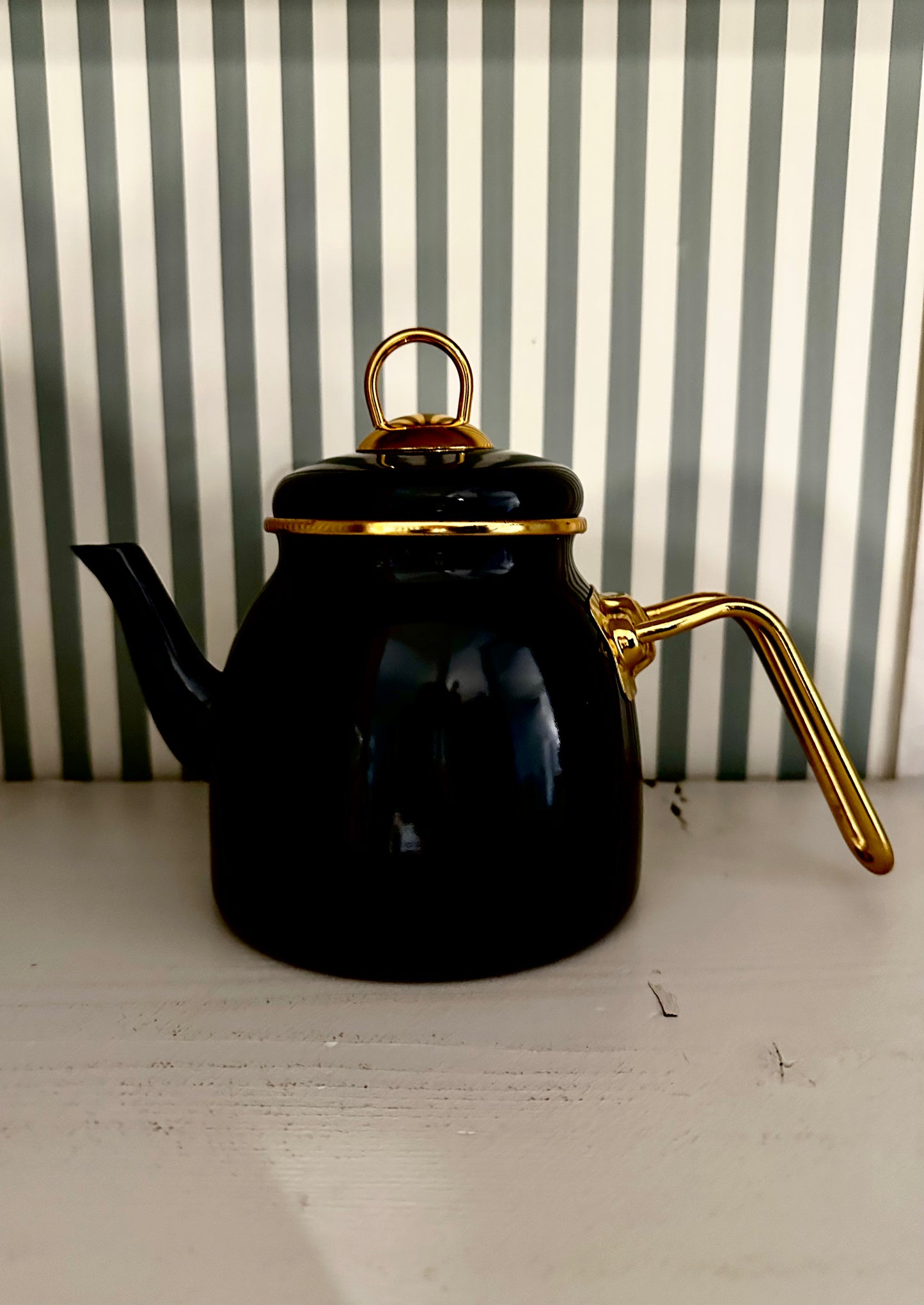 Théière en métal noir & or - produit chiné