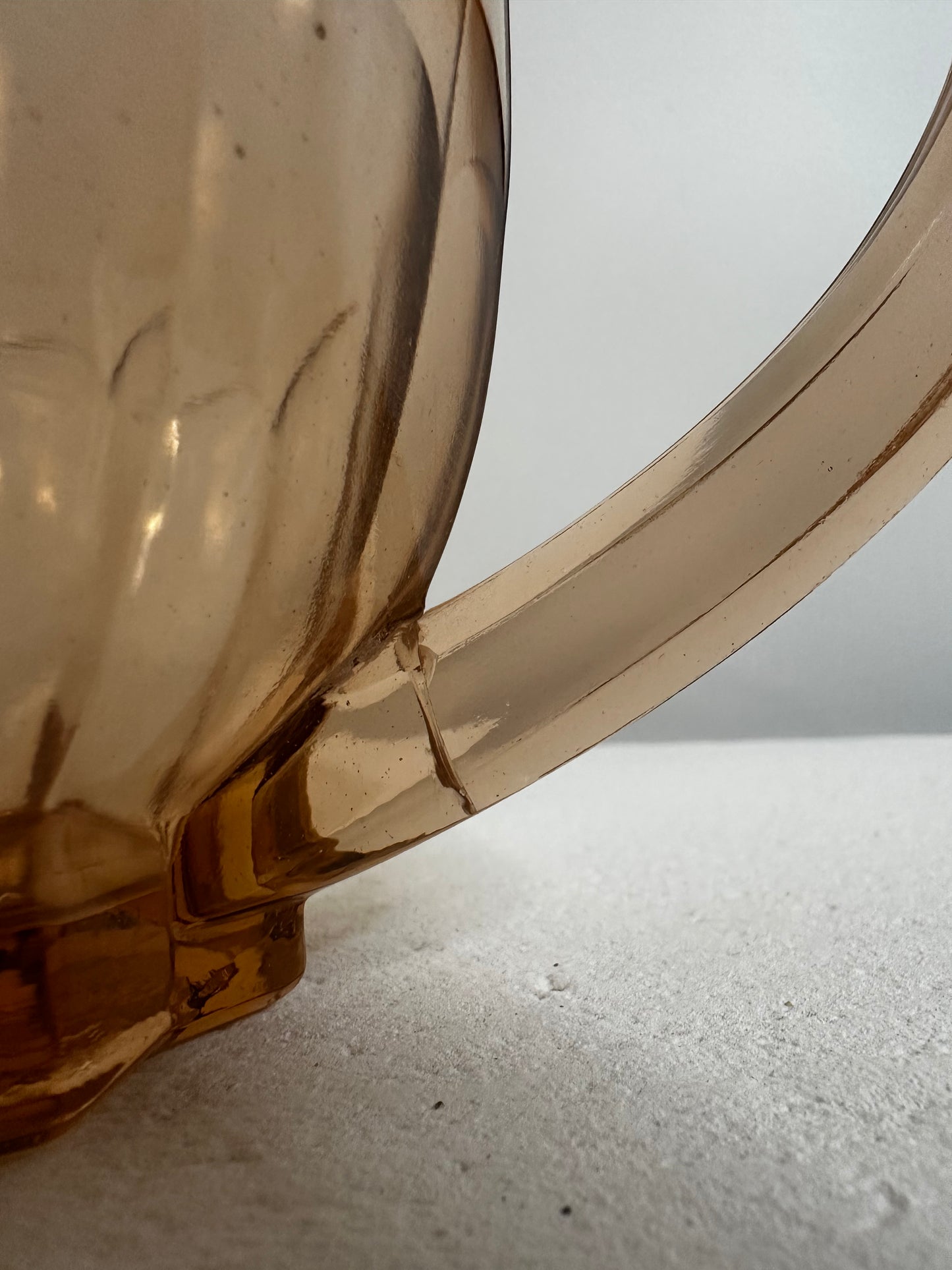 Carafe en verre ambré - produit chiné