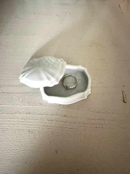 Petite boite en porcelaine - produit chiné