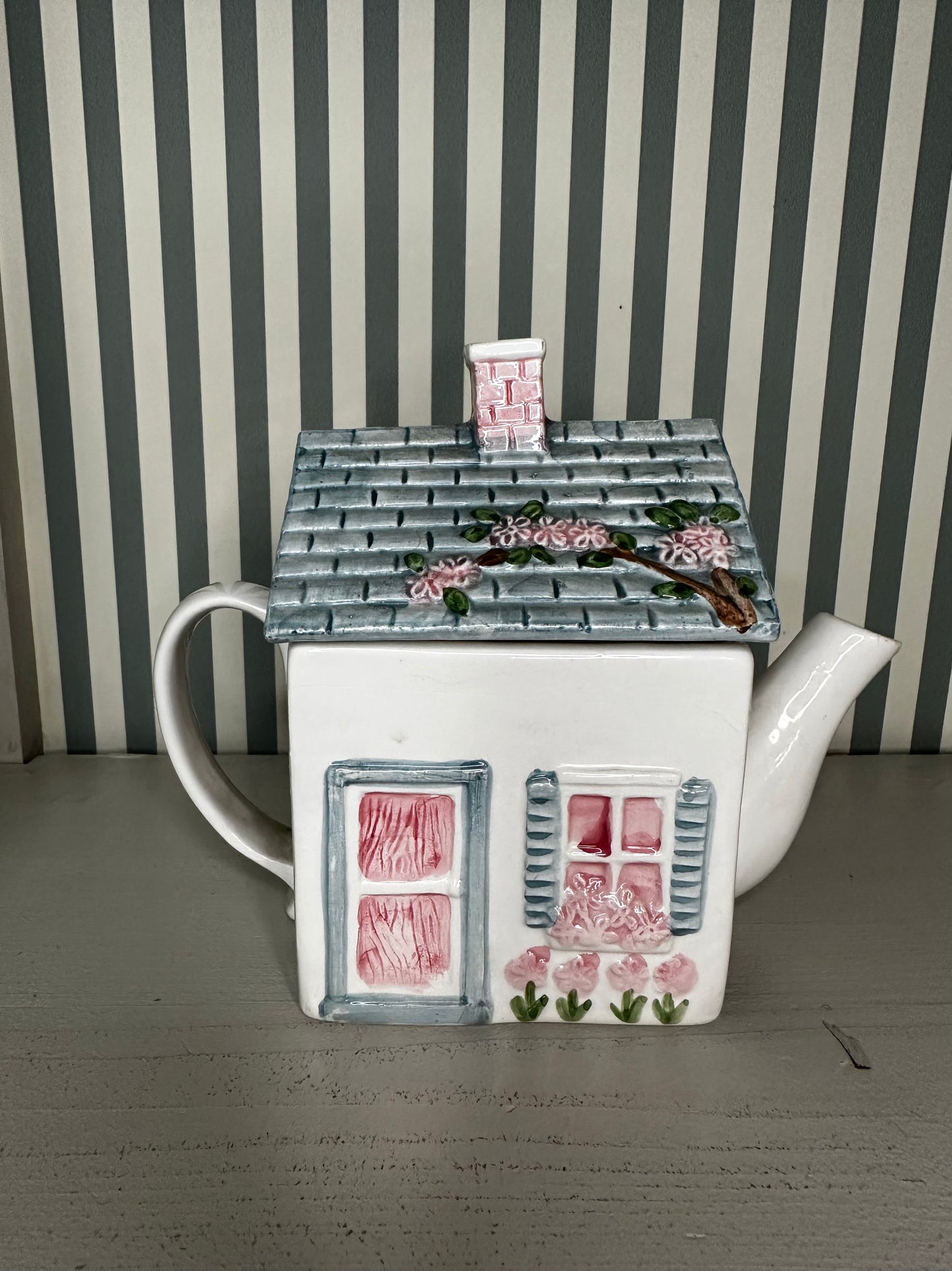 Théière anglaise "cottage" - produit chiné