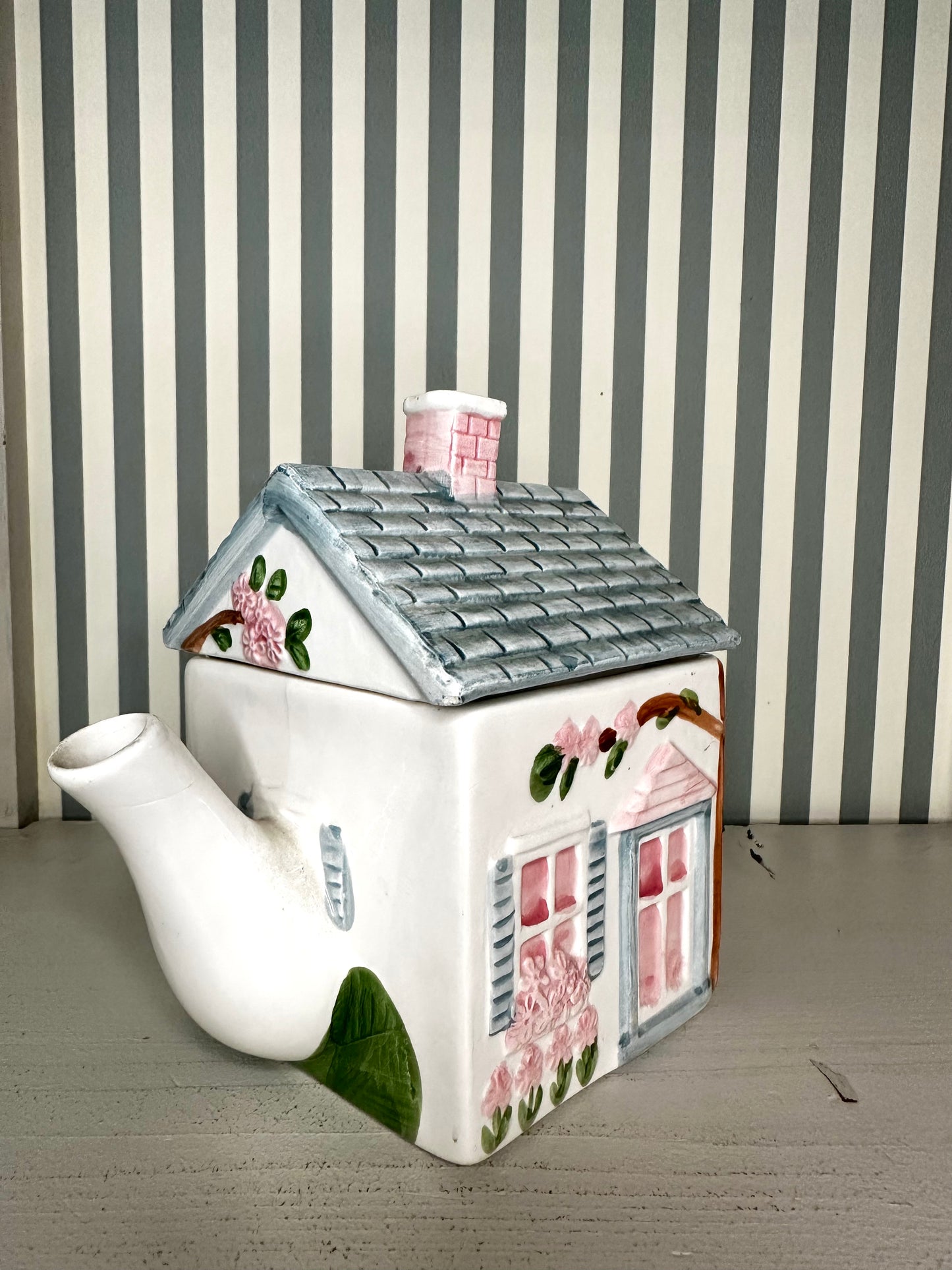 Théière anglaise "cottage" - produit chiné