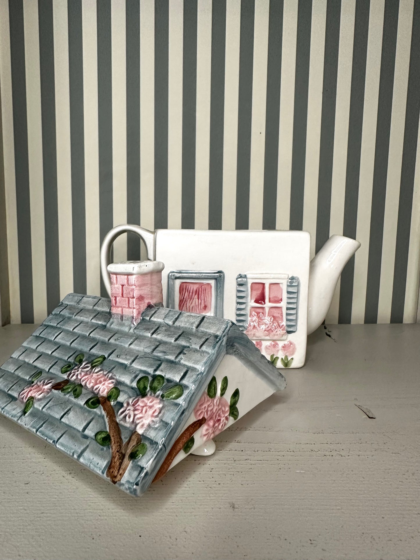 Théière anglaise "cottage" - produit chiné