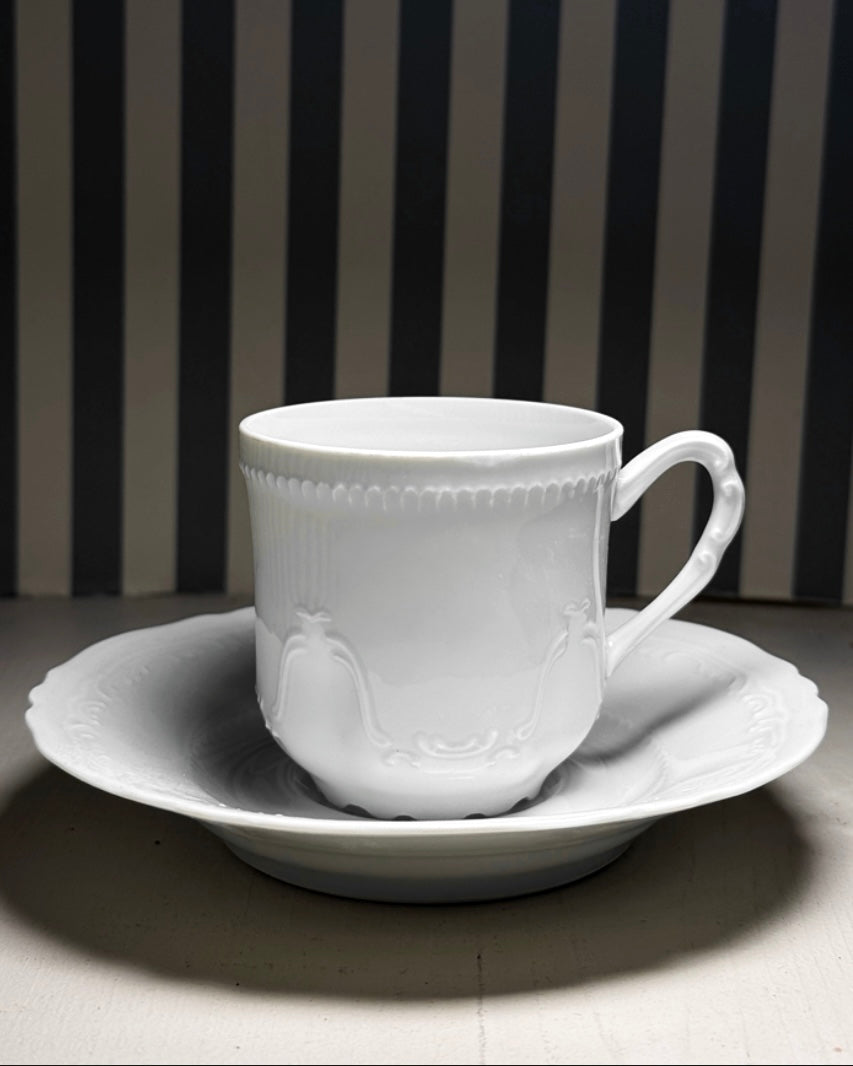 Tasse à café et soucoupe en porcelaine - produits chinés