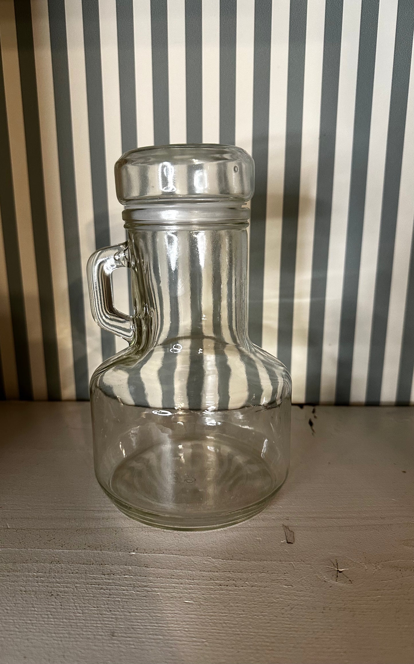 Pot en verre avec poignée & couvercle - produit chiné