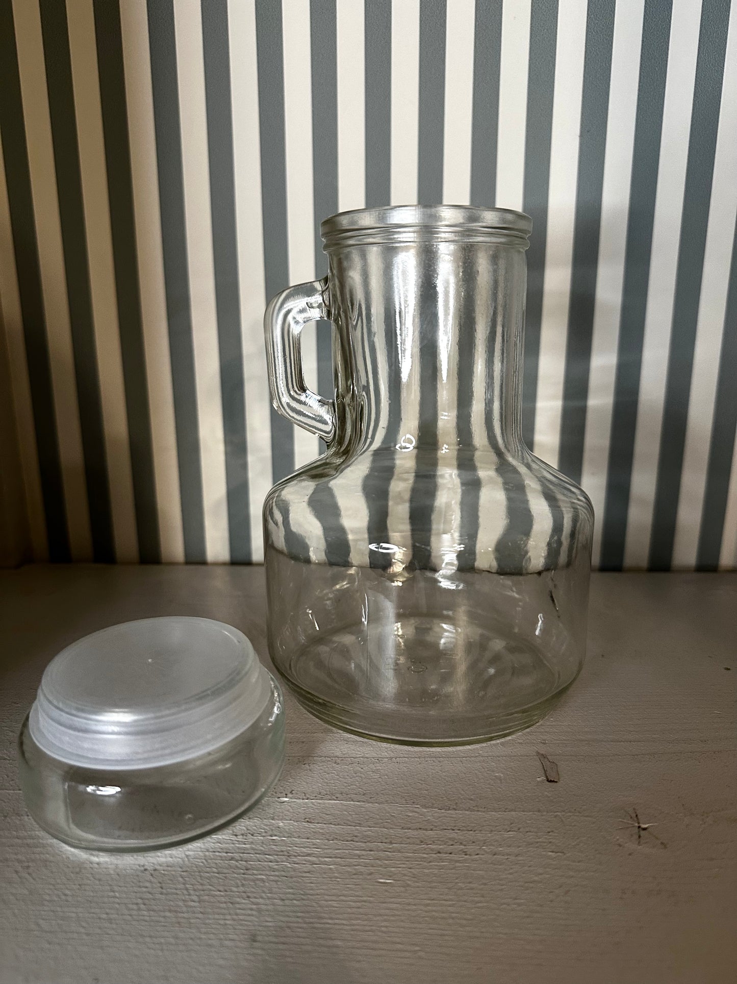 Pot en verre avec poignée & couvercle - produit chiné