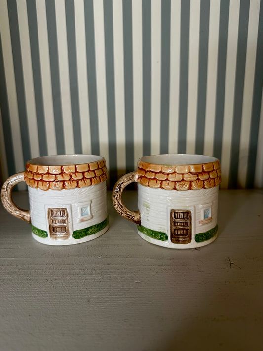 Lot théière anglaise + 2 tasses "cottage" - produits chinés