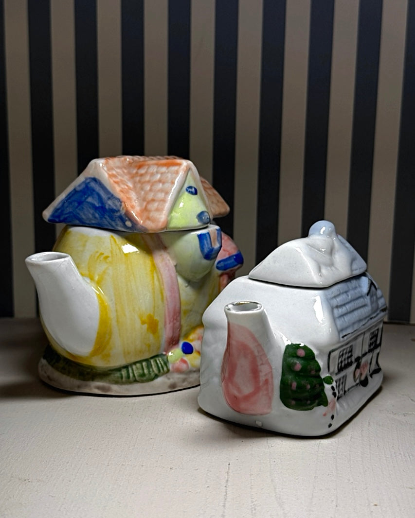 Mini théière cottage - produit chiné