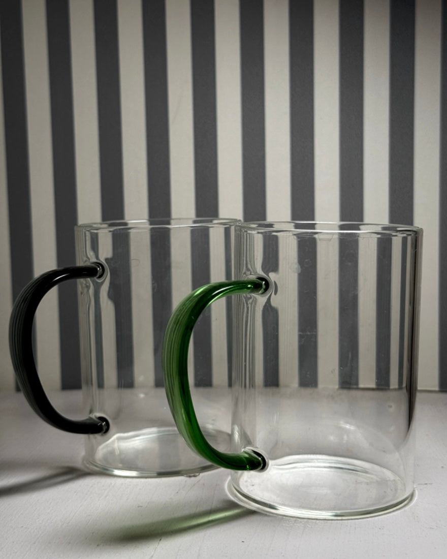 Mug en verre avec anse colorée - produit chiné