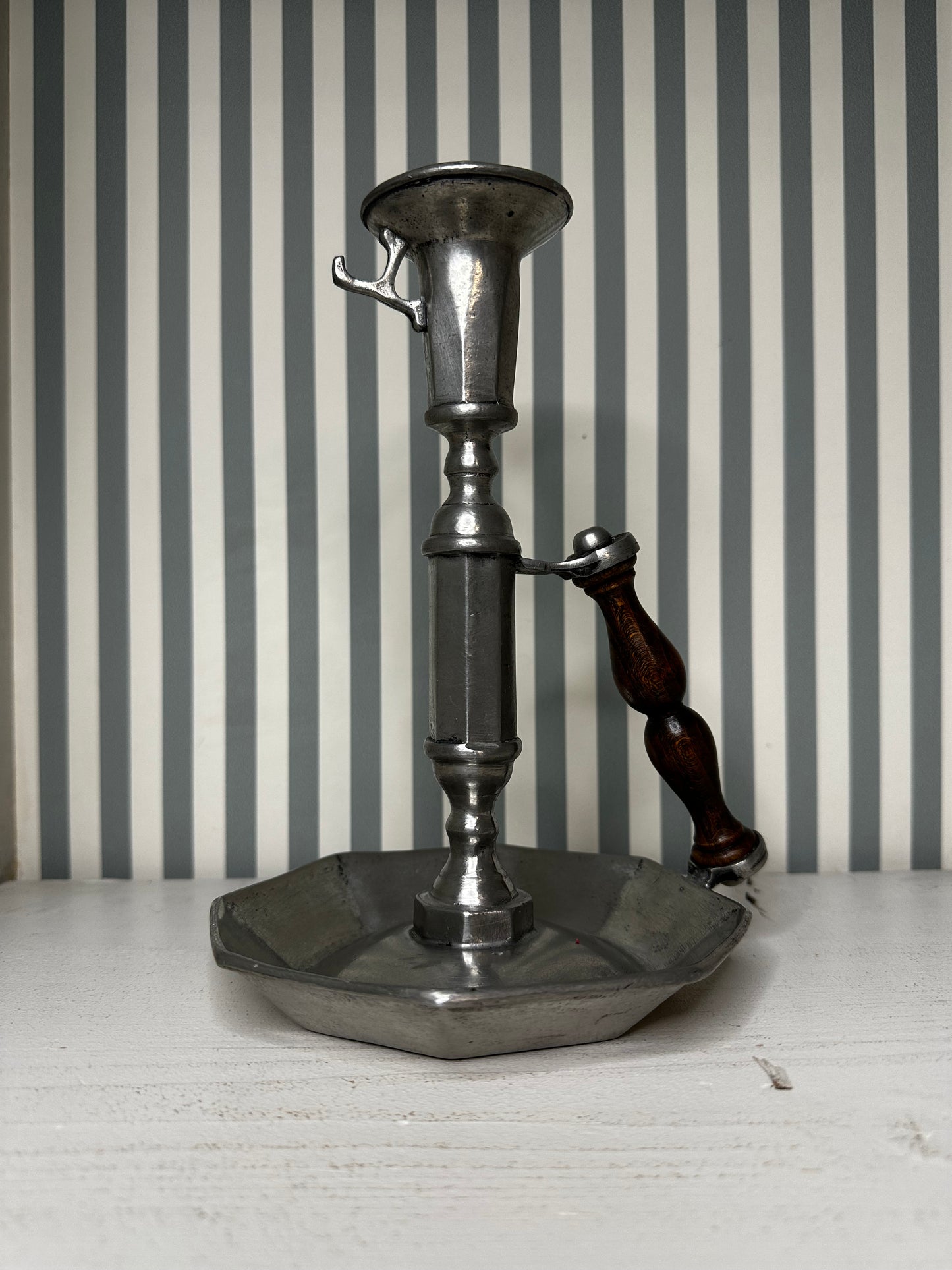 Bougeoir ancien avec poignée en bois - produit chiné