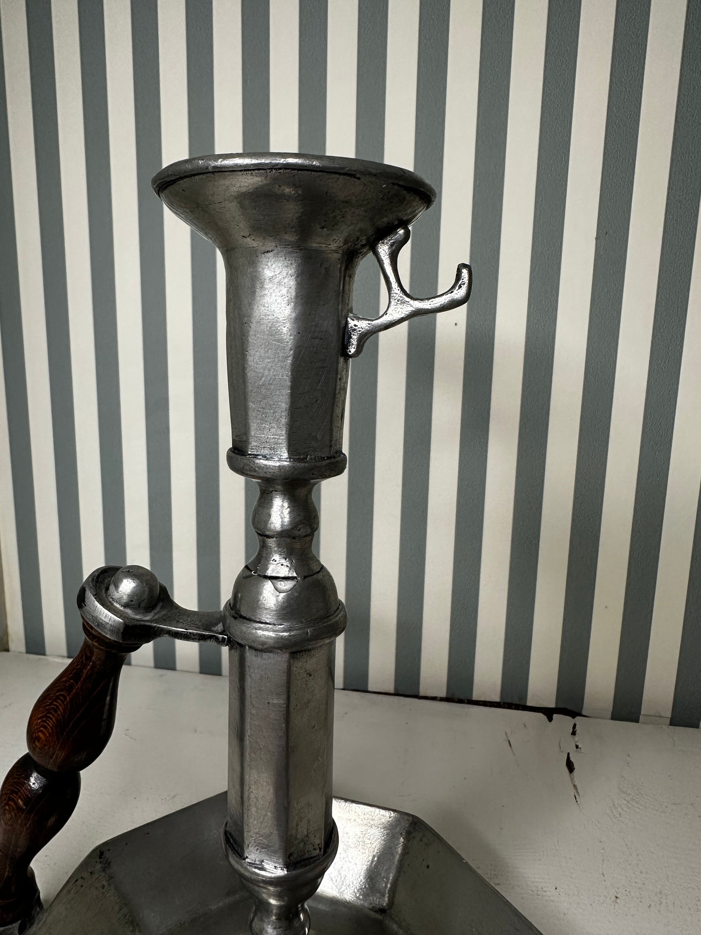 Bougeoir ancien avec poignée en bois - produit chiné