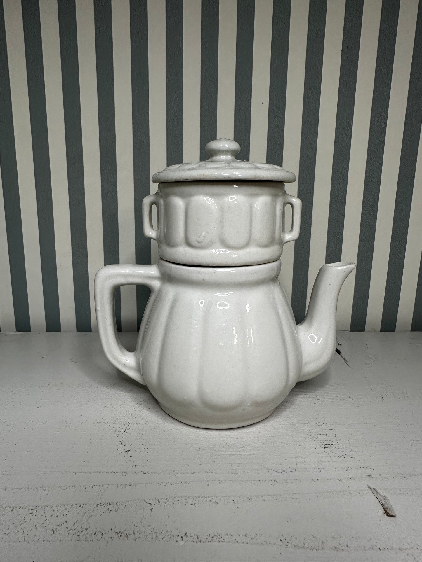 Théière ancienne avec filtre intégré - produit chiné