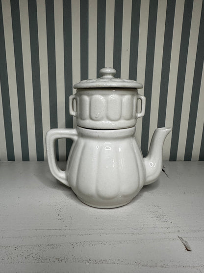 Théière ancienne avec filtre intégré - produit chiné