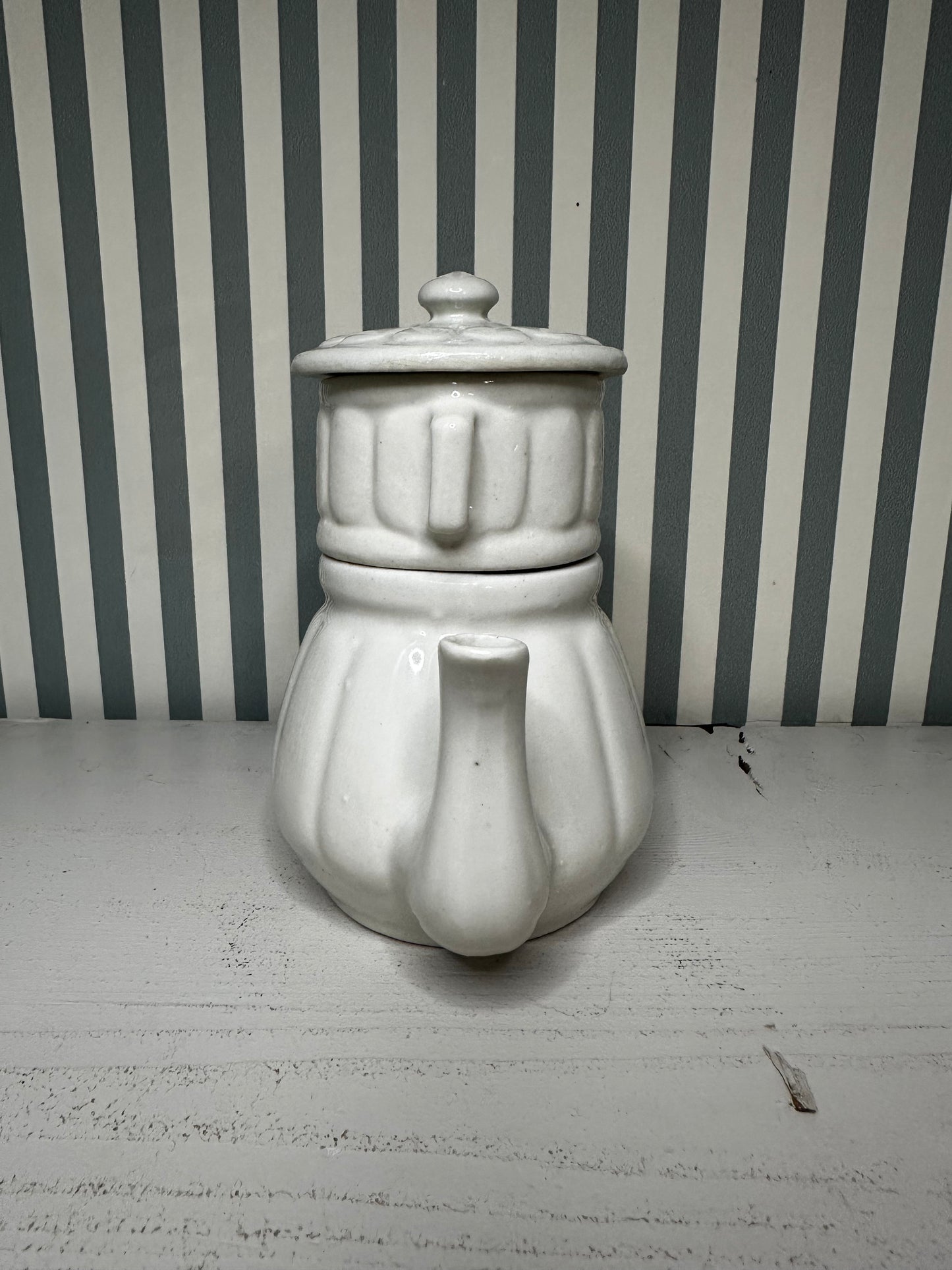 Théière ancienne avec filtre intégré - produit chiné