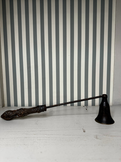 Éteignoir ancien en métal patiné - produit chiné