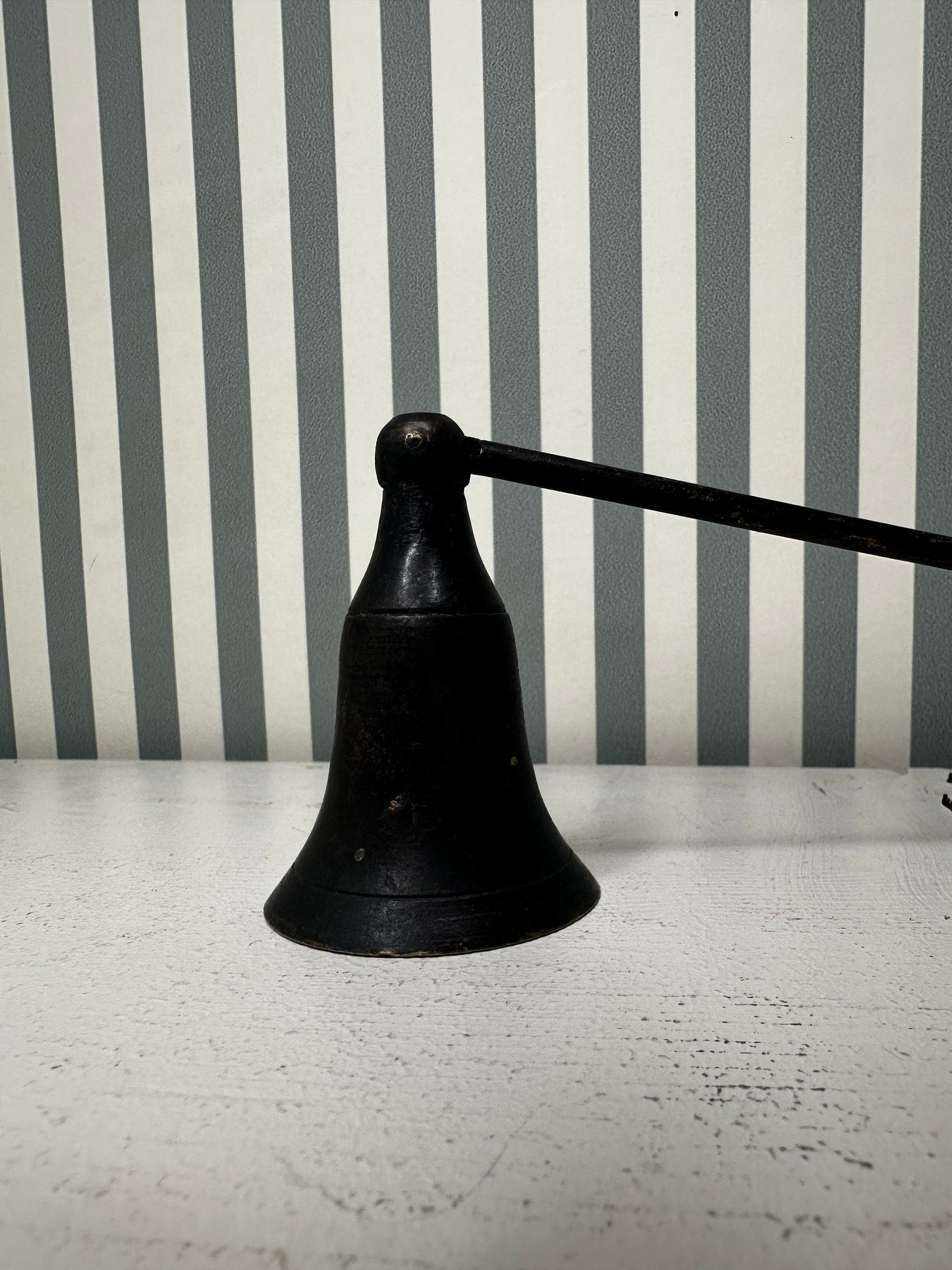 Éteignoir ancien en métal patiné - produit chiné