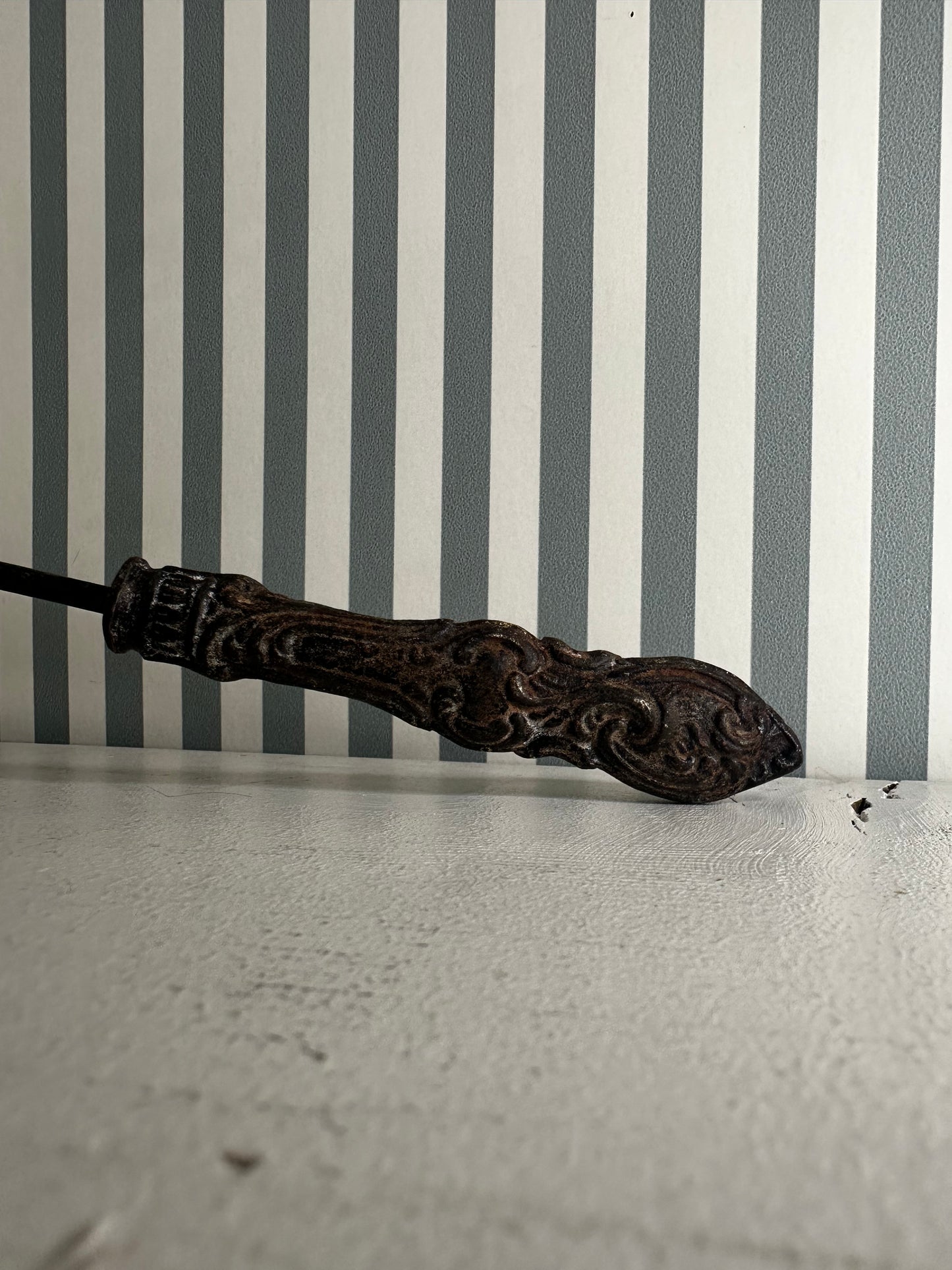 Éteignoir ancien en métal patiné - produit chiné