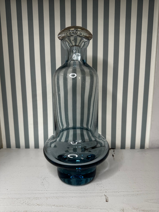 Carafe en verre bleuté avec bouchon - produit chiné