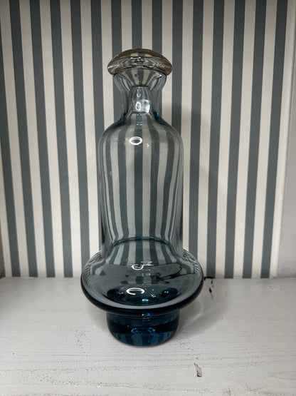 Carafe en verre bleuté avec bouchon - produit chiné