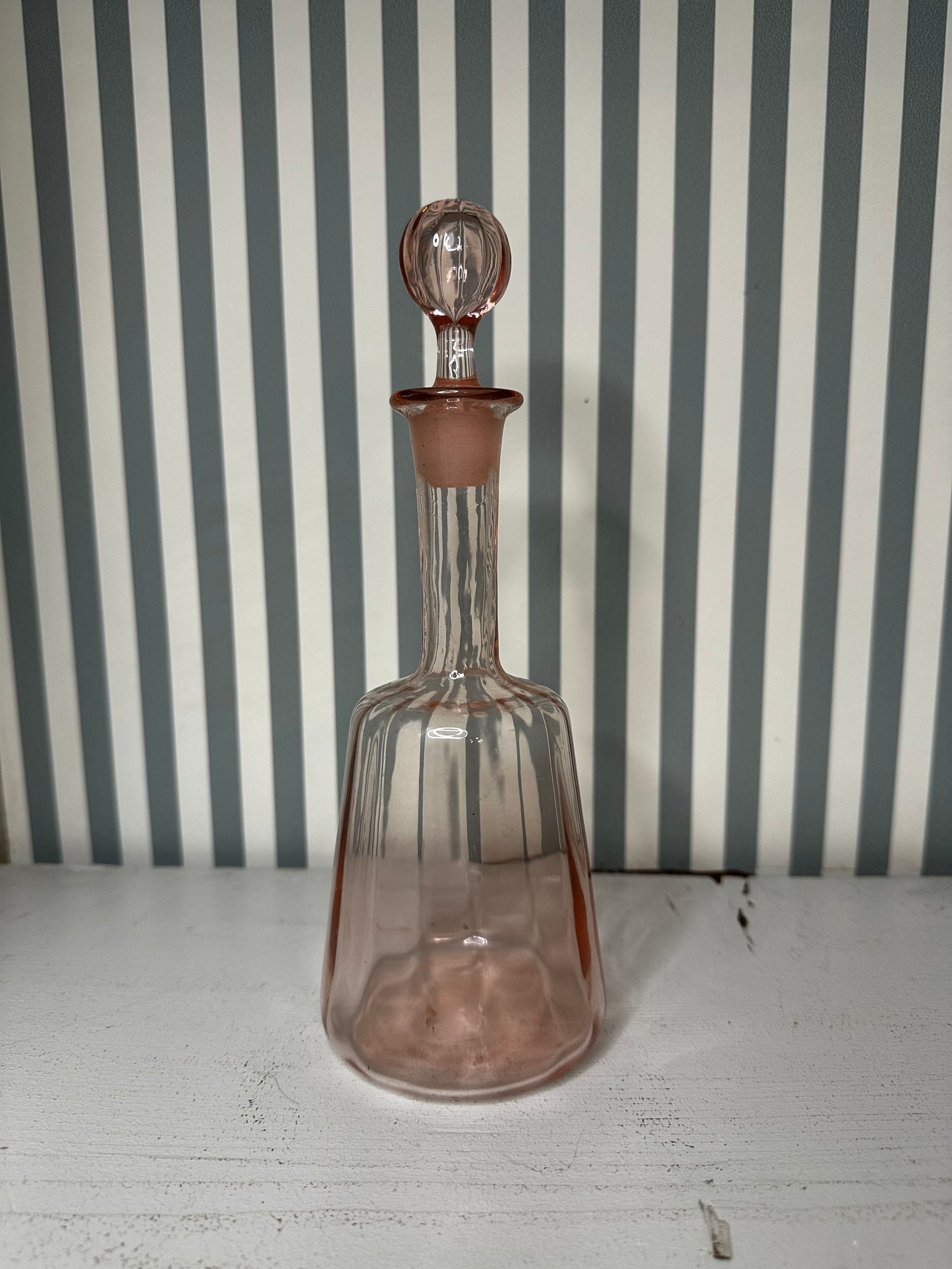 Petite carafe en verre rosé - produit chiné