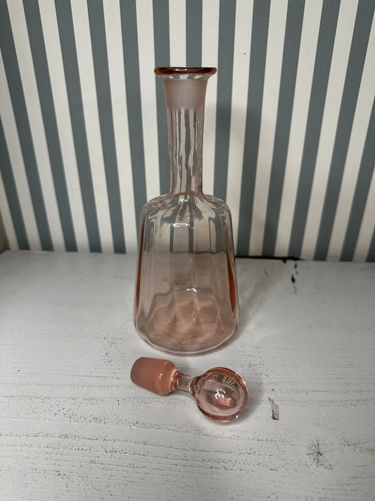 Petite carafe en verre rosé - produit chiné
