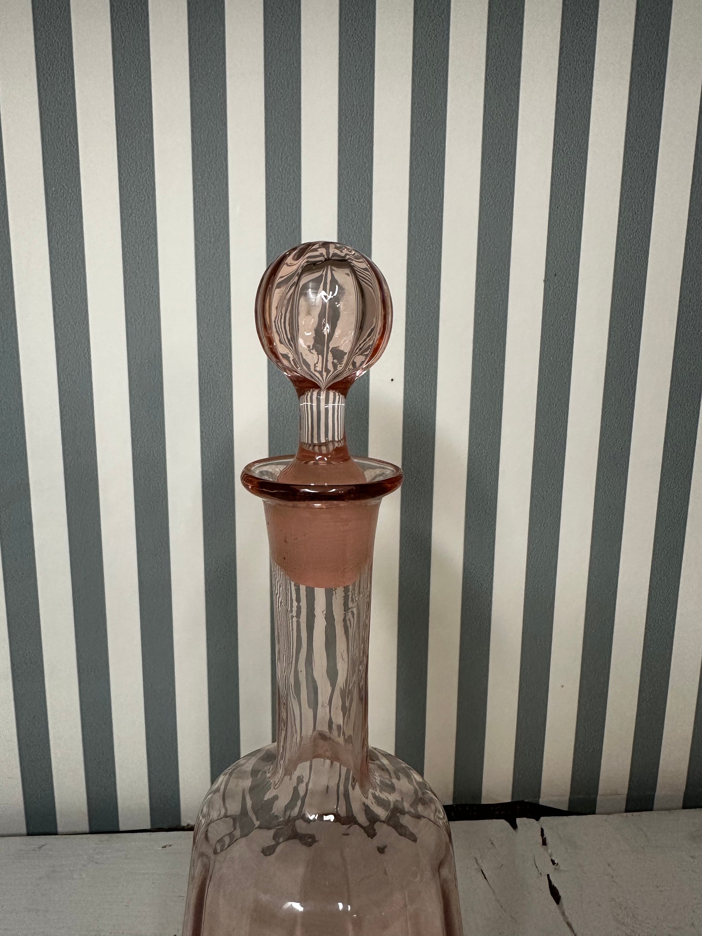 Petite carafe en verre rosé - produit chiné