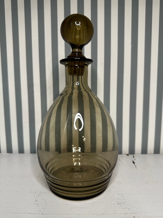 Carafe ancienne en verre fumé avec bouchon - produit chiné