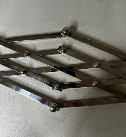 Dessous-de-plat extensible en métal chromé - produit chiné