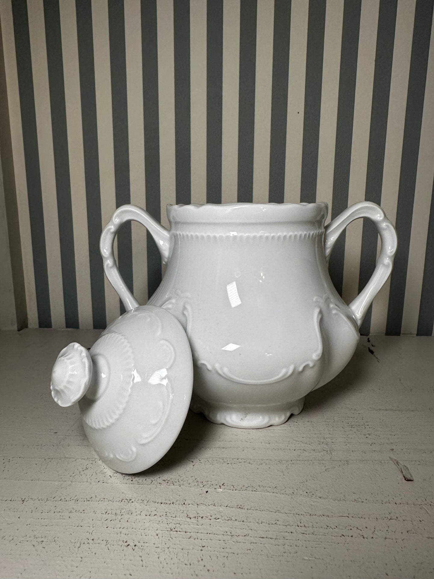 Petite soupière ancienne (ou grand sucrier de caractère)- produit chiné