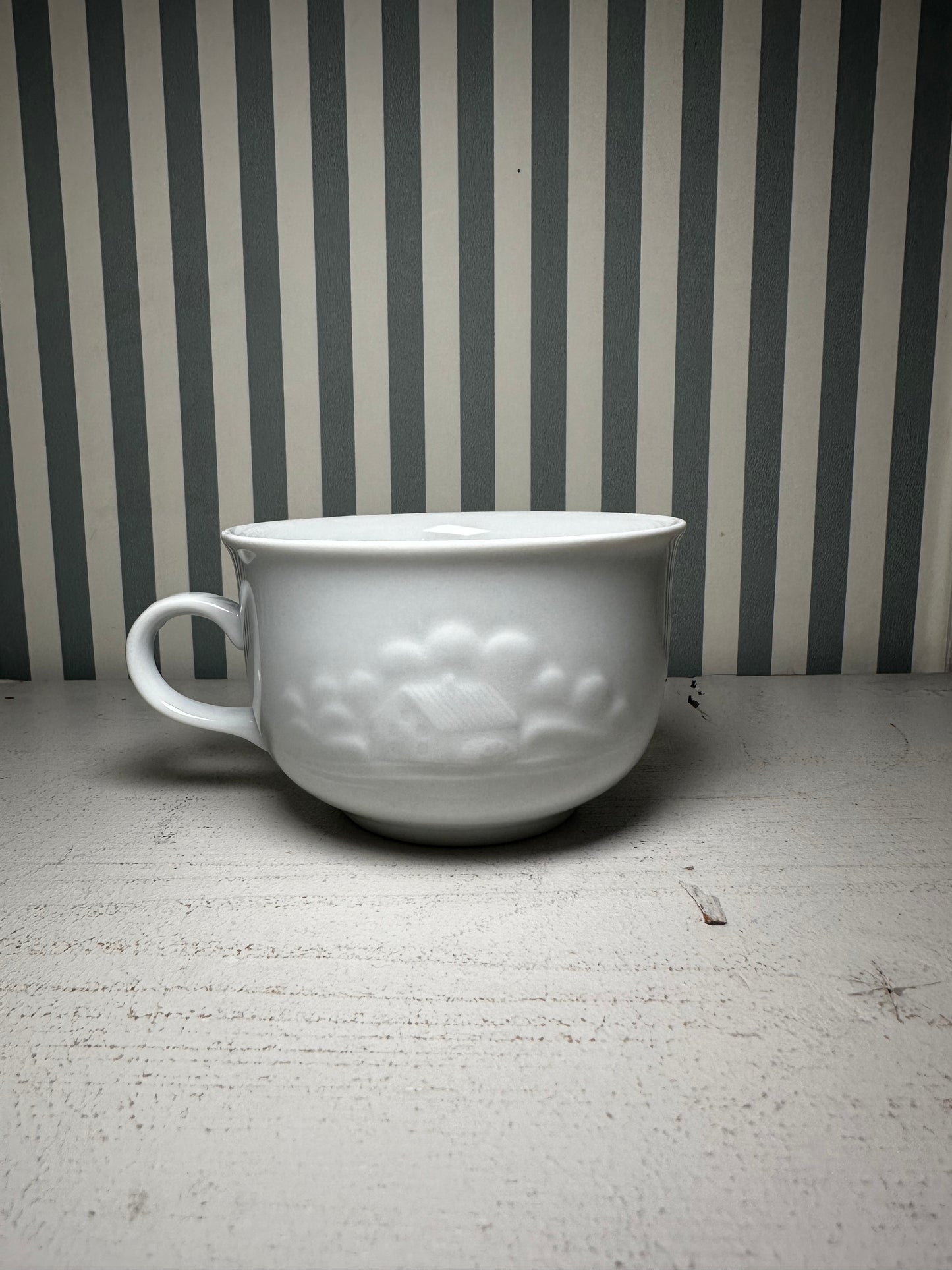 Mug blanc relief maison de campagne - produit chiné