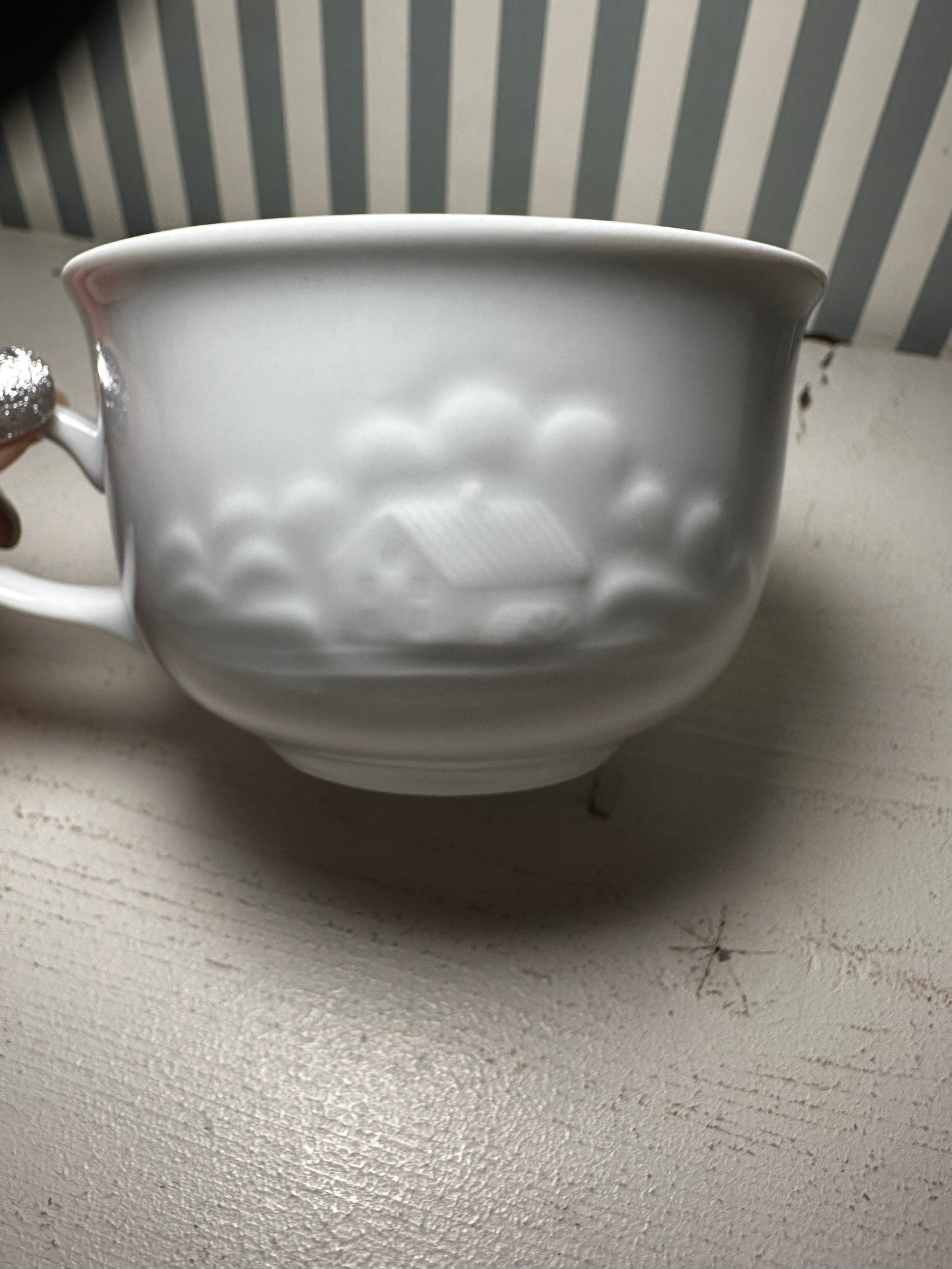 Mug blanc relief maison de campagne - produit chiné