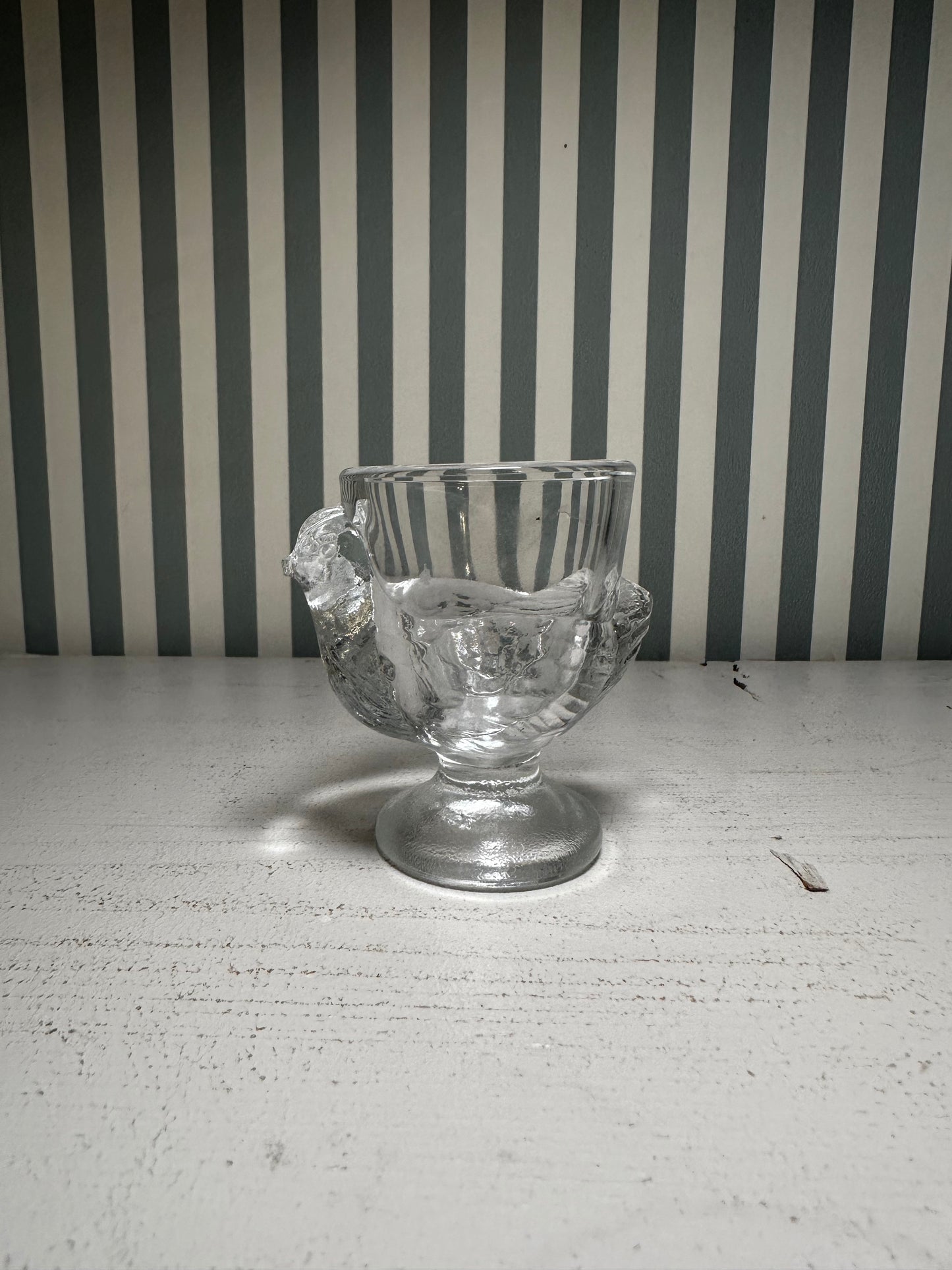 Coquetier “petite poulette” en verre - produit chiné