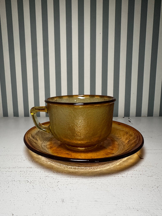 Tasse et sous-tasse en verre ambré - produit chiné